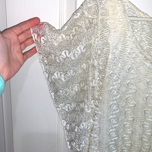 Large Lavish white laced top with tank top underlay - Picture 4 of 7